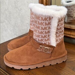 New without tag. Michael Kors Chestnut Suede MK Logo Shearling Cuff Boots. Sz 3.